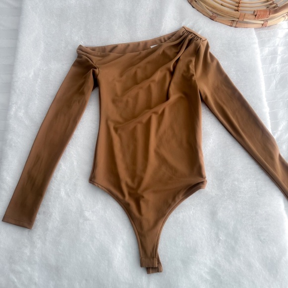 NWOT Song Of Style Via Bodysuit Off The Shoulder Brown Camel Long Sleeve - Picture 5 of 11